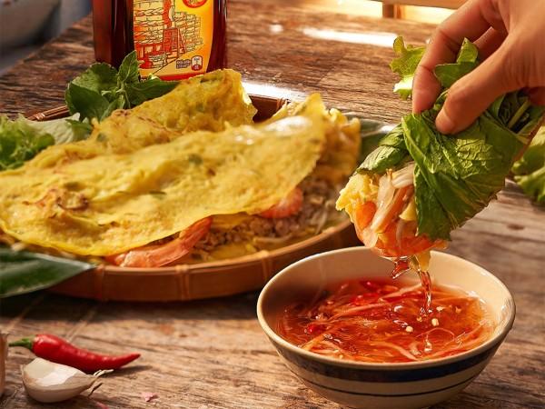 Banh Xeo (Vietnamese pancakes) with nuoc cham
