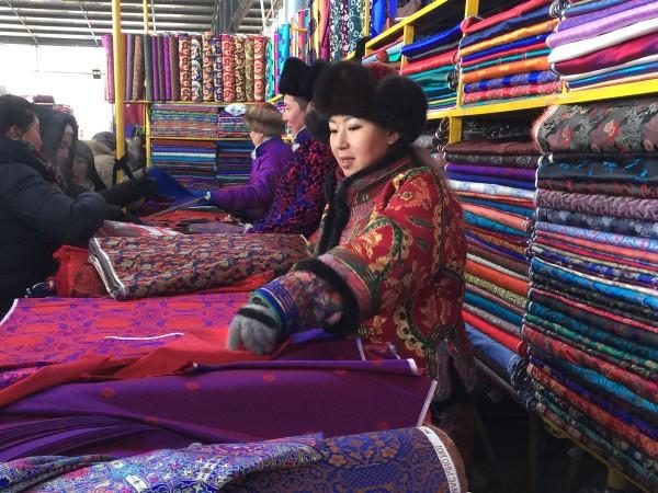 Shopping Mongolian embroidered garments