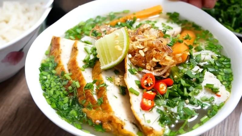 Banh Canh Cha Ca (Fish Cake Noodle Soup) - © DacSanQueToi