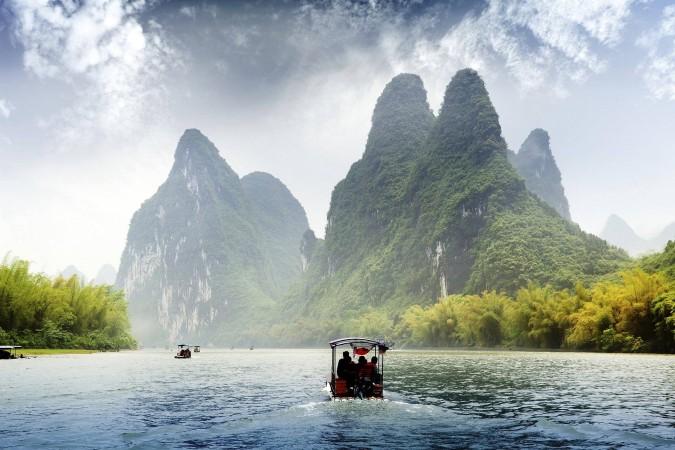 Cruising along Li River to witness Guilin's natural beauty