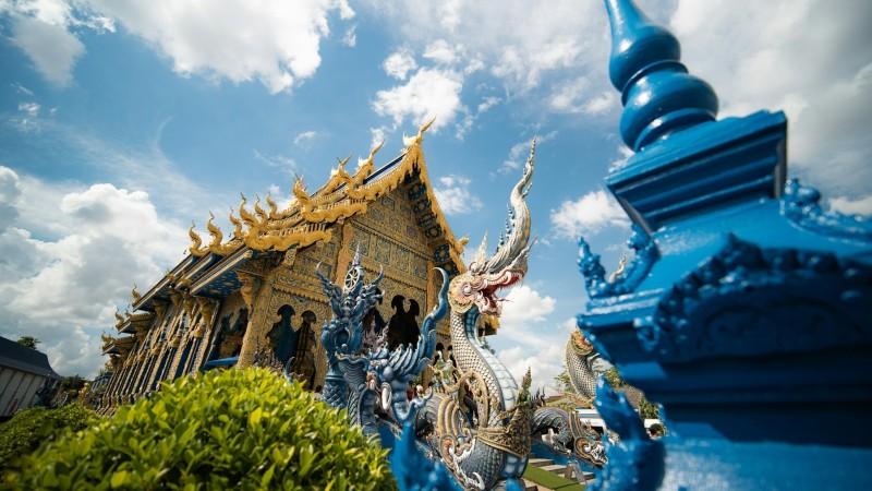 Explore Wat Rong Suea Ten (Blue Temple) - © CJ Botha