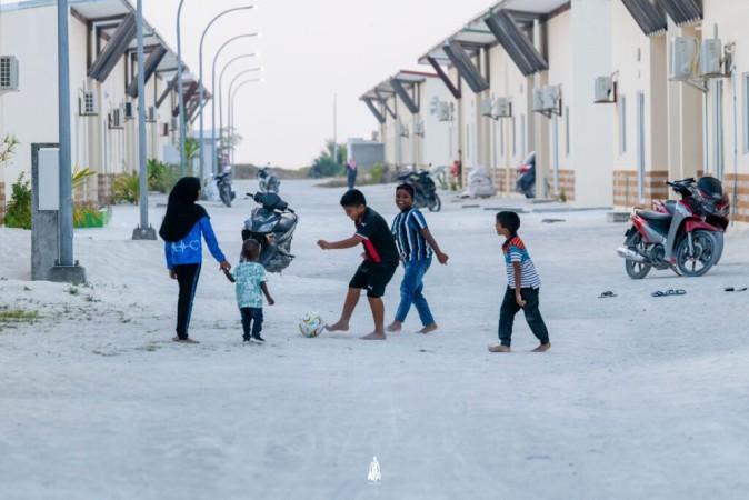 Walking along Dhidhdhoo's streets to explore the local life - © Zuvaan Masveriya