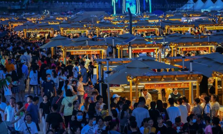 Blend in with the locals at Haikou Night Market