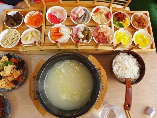 Across the Bridge Rice Noodles (Guoqiao Mixian) - © VnExpress