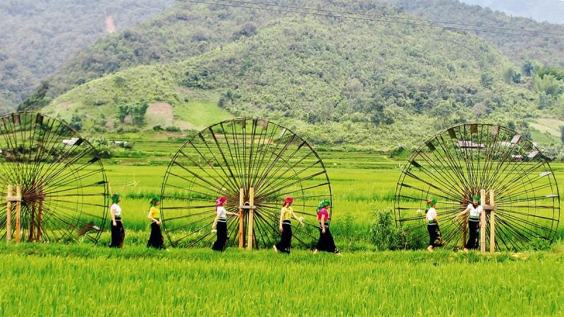 Muong La locals in their traditional dresses - © Petro Times