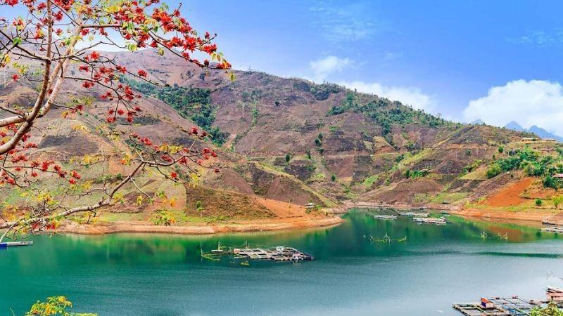 Trekking in Muong La and capture the beauty of Muong La's hydropower reservoir - © Bach Hoa Xanh