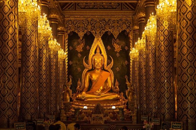 Visit Wat Phra Si Rattana Mahathat
