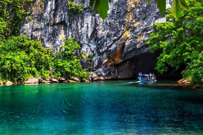 Explore every natural landmark with Quang Binh Boat Cruises
