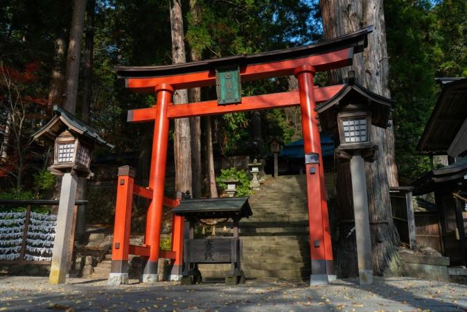 Experience the peacefulness in Takayama's shrine
