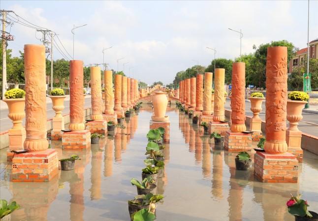 The Red Pottery and Flower Path in the center of Vinh Long city - © Vietnam Ethnicity & Development News