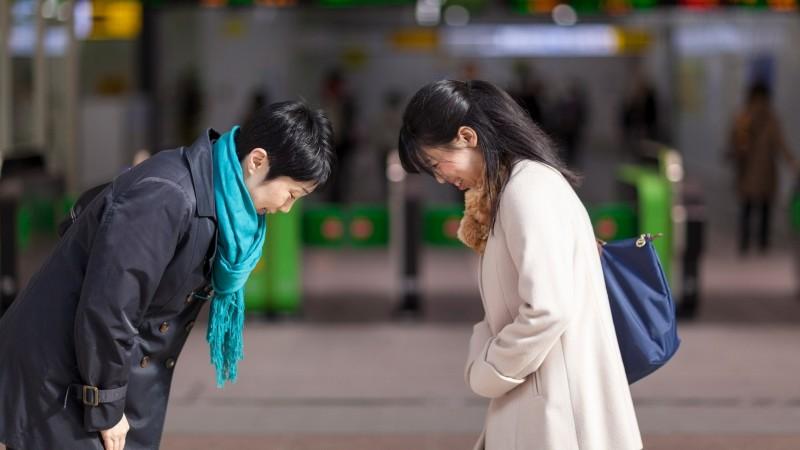 Being familiar with Japanese bowing culture - © National Geographic