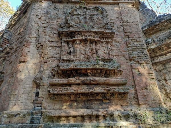 Prasat Yeai Poeun carvings - © gather