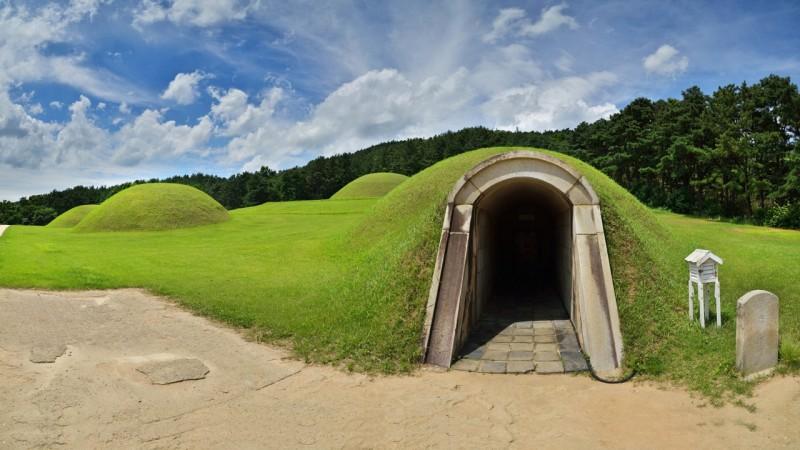Royal Tomb of King Muryeong - © gather