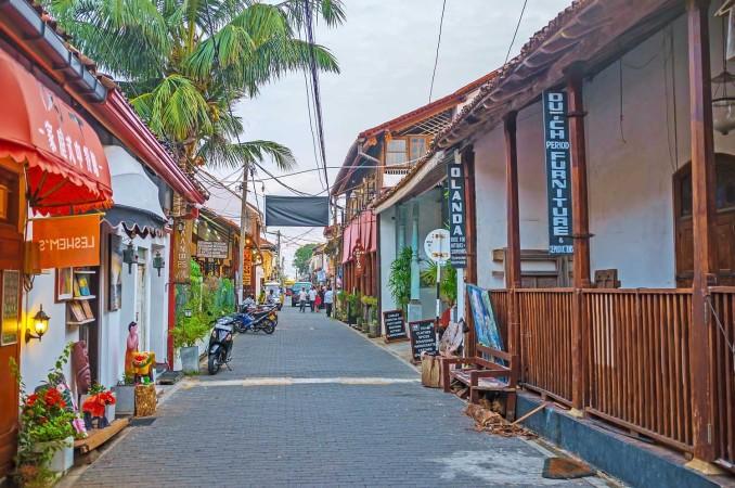 Vibrant color of Galle's street during the day - © Depositphotos